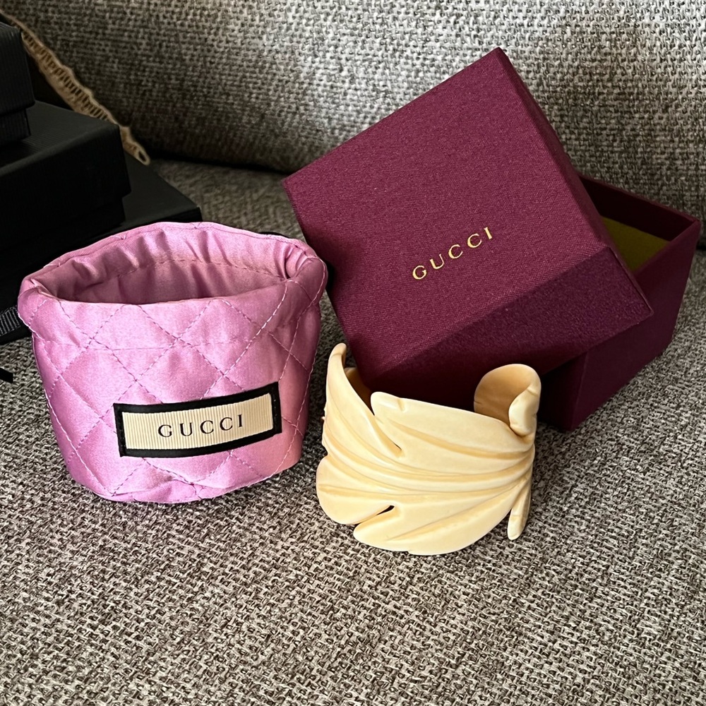 NEW WITH BOX AND DUST BAG GUCCI
Resin Leaf GG Cuff Bracelet White